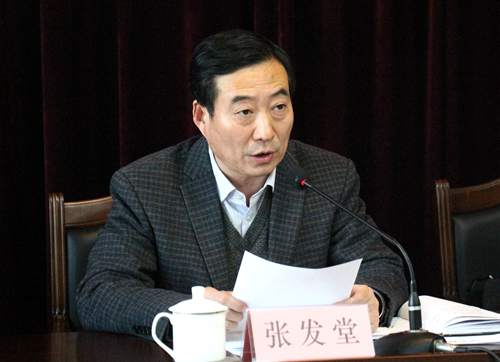 市慈善总会副会长李卫国(中)为受灾县市区慈善总会发放"情系灾区"救灾