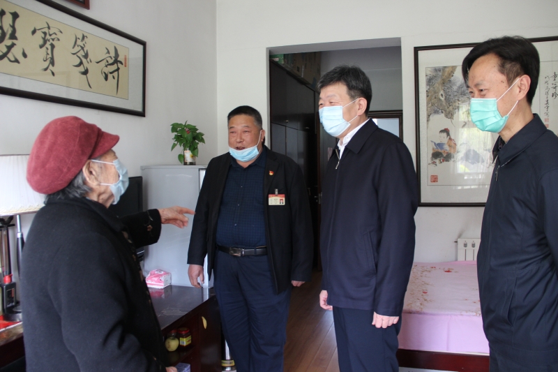 济宁市民政局党组书记岳根才到市社会福利中心市第一救助管理站调研